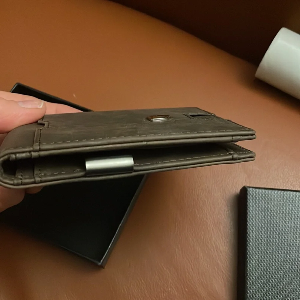 New Brown Leather Mens Wallet. New in the Box. Travando.